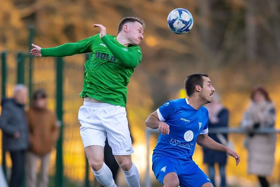 Furtwangens Jens Fichter (links) beweist hier im Duell mit seinen Gegenspieler vom FV Tennenbronn Zweikampfstärke. Furtwangens Jens Fichter (links) beweist hier im Duell mit seinen Gegenspieler vom FV Tennenbronn Zweikampfstärke.
