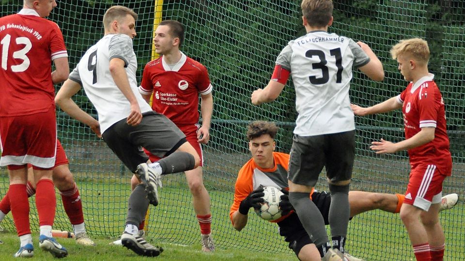 VfB-Keeper Laurin Bormann hat die Kugel sicher vor Toni Matsch und Patrick Hula (Nr. 31). Rechts Doppeltorschütze Janek Müller, links Leonard Kotte und Paul Janke (Nr. 13).