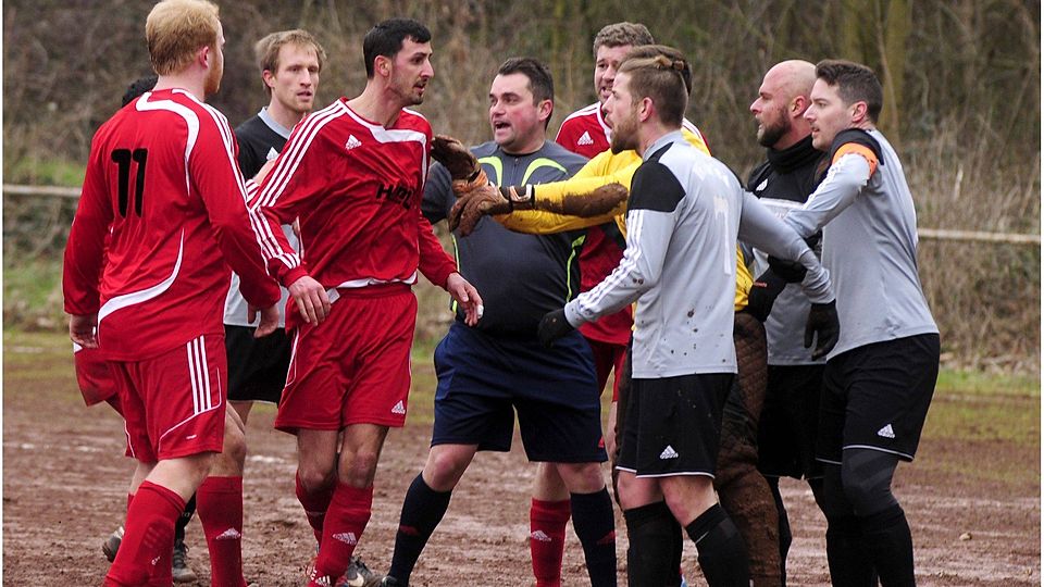 Rudelbildung in Rheinhessen: Beim A-Klassen-Match zwischen Fürfeld/Neu-Bamberg (grau) und Braunweiler/Sommerloch gab es nach dem 0:1 Diskussionsbedarf.	Foto: Sturm