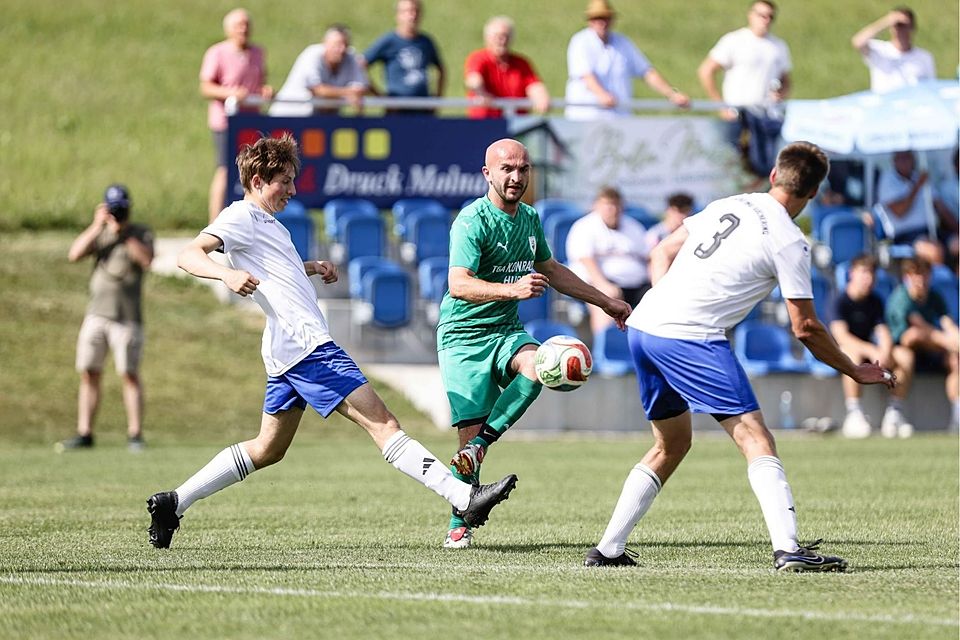 Mit einem Sieg am letzten Spieltag gegen die SG Eberfing/Söchering (weiß) sicherte sich der SV Haunshofen (grün) die Chance in der Relegation.
