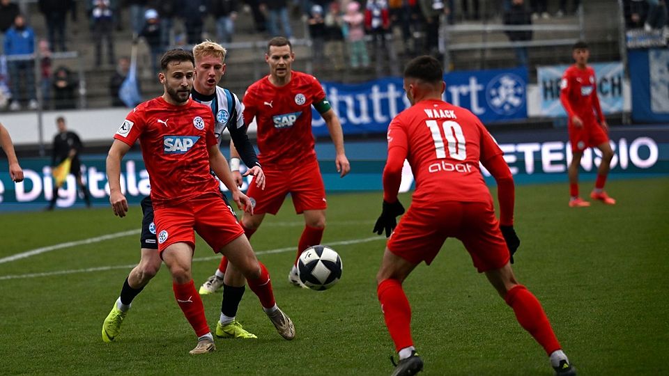 Die Walldorfer (rot) gingen bei den Stuttgarter Kickers leer aus.