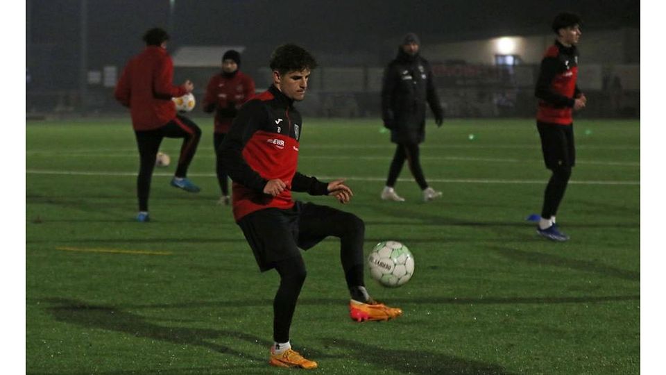Wormatia-Offensivspieler David Schehl im Training der Wormse bei einer Passübung.	Foto: Christine Dirigo/pakalski-press