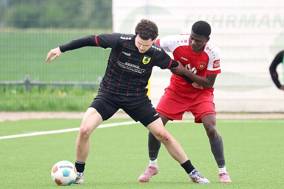 Teutonia Weiden (in Rot) hatte gegen den 1. FC Düren das Nachsehen.