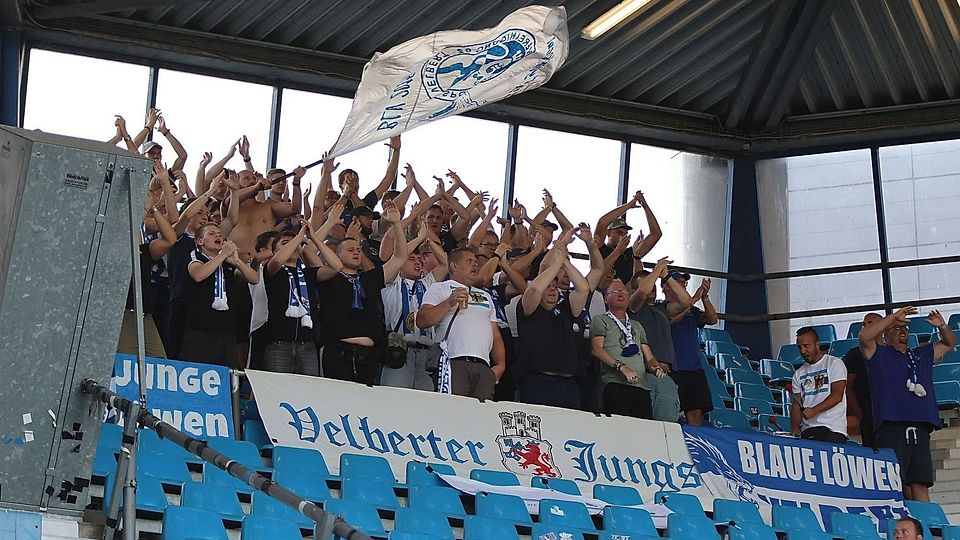 Die Auswärtsfans der SSVg Velbert in Bochum am Montagabend. 