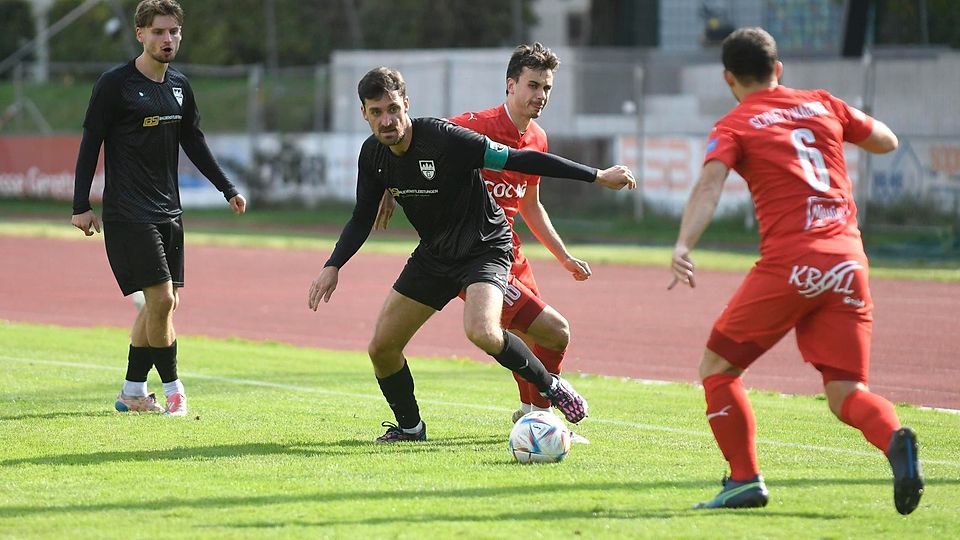Nach der frühen 1:0-Führung durch Alexander Bazdrigiannis (li.) verpasste es der TuS Geretsried um Sebastian Schrills nachzulegen und musste sich in Nördlingen mit einem 1:1 begnügen.