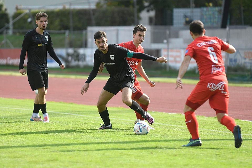 Nach der frühen 1:0-Führung durch Alexander Bazdrigiannis (li.) verpasste es der TuS Geretsried um Sebastian Schrills nachzulegen und musste sich in Nördlingen mit einem 1:1 begnügen. Nach der frühen 1:0-Führung durch Alexander Bazdrigiannis (li.) verpasste es der TuS Geretsried um Sebastian Schrills nachzulegen und musste sich in Nördlingen mit einem 1:1 begnügen.