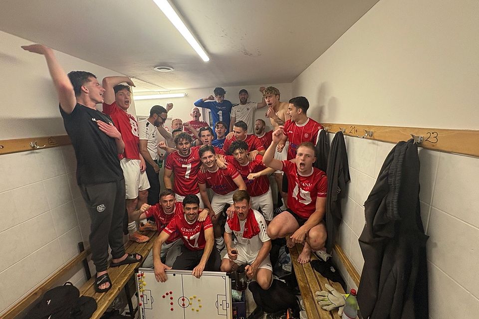 Die Weilbacher Spieler feiern in der Kabine die Meisterschaft. Die Weilbacher Spieler feiern in der Kabine die Meisterschaft.