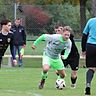 Moritz Stahl (l.) versucht, den Dietersheimer Raphael Schneider zu stoppen.