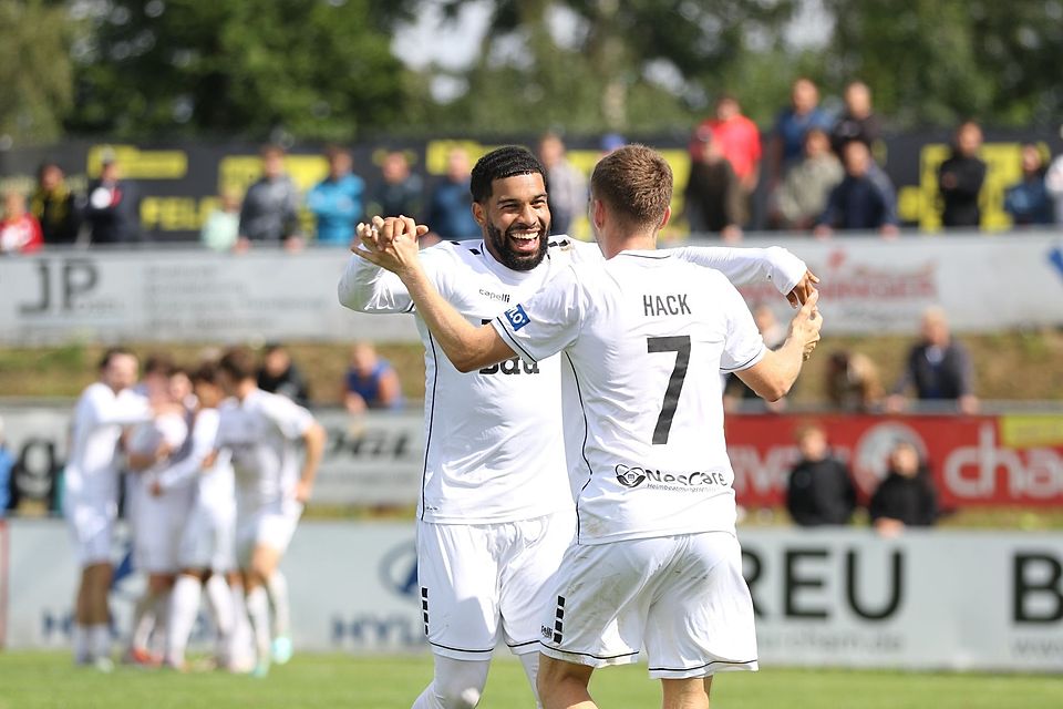 Fühlt sich beim 1. FC Schweinfurt 05 aktuell pudelwohl: Jason Prodanović mit Philipp Hack. Fühlt sich beim 1. FC Schweinfurt 05 aktuell pudelwohl: Jason Prodanović mit Philipp Hack.