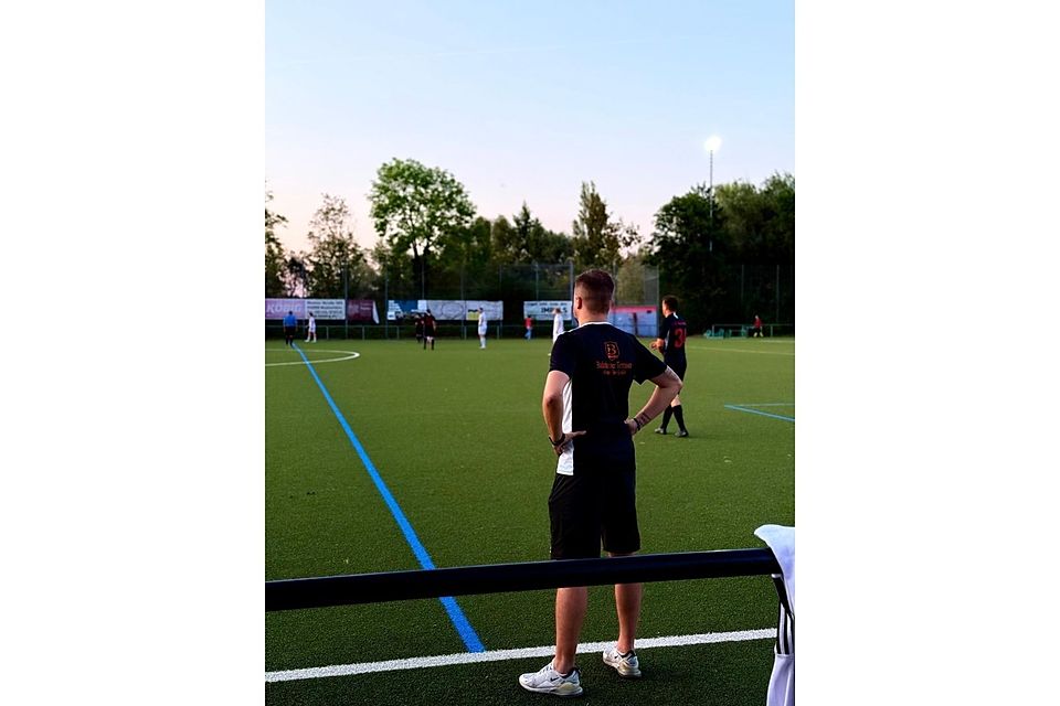 Tobias Karsch (vorne) schaut bei der SG von außen ganz genau hin. In der Saison 2015/2016 ging er selbst das letztes Mal so richtig auf Torejagd, bevor er seine Karriere auf dem Platz aufgrund von Verletzungen frühzeitig beenden musste. Tobias Karsch (vorne) schaut bei der SG von außen ganz genau hin. In der Saison 2015/2016 ging er selbst das letztes Mal so richtig auf Torejagd, bevor er seine Karriere auf dem Platz aufgrund von Verletzungen frühzeitig beenden musste.