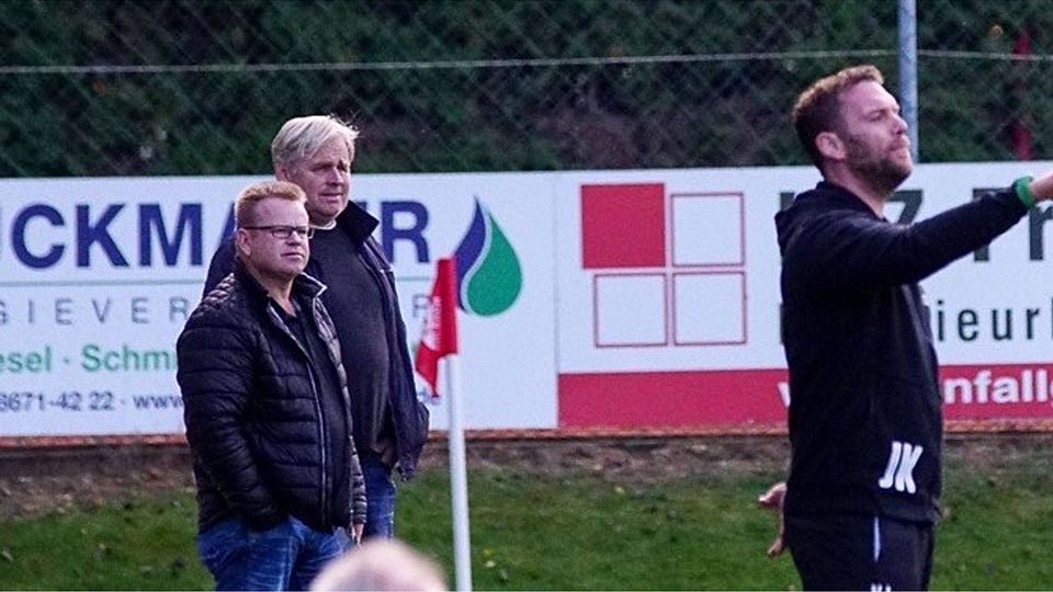 Erlbachs Fußballbosse Ralf Peiß und Rudi Maier geben Jens Kern (r.) weiter das Vertrauen. F: Deiter