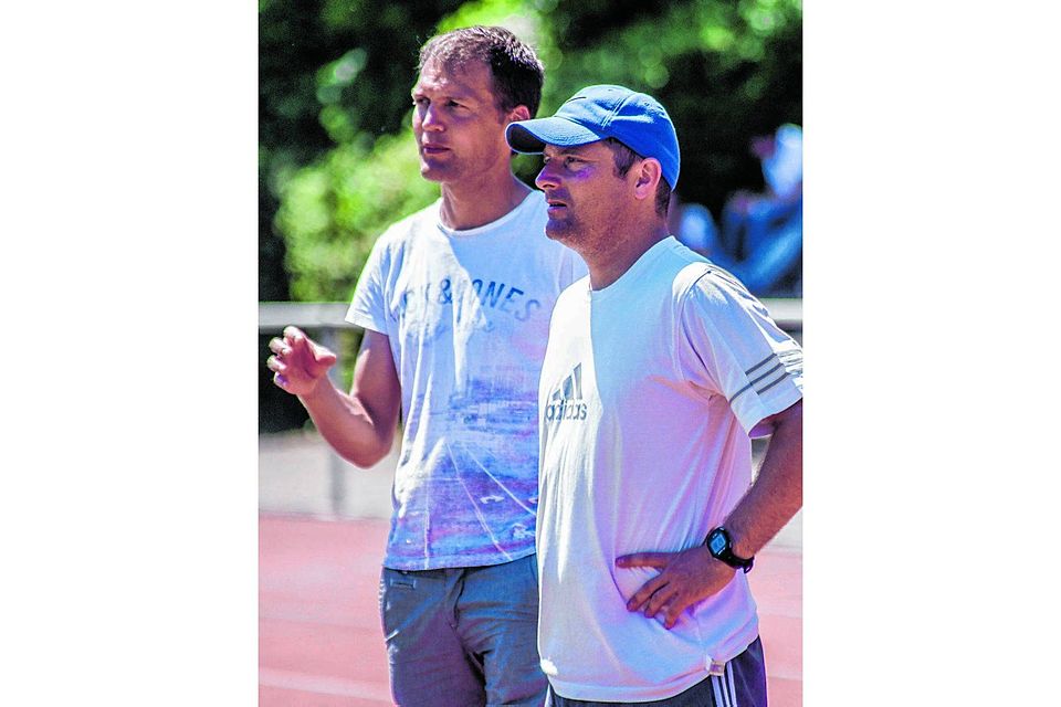 Das Trainerteam von Ehingen-Süd: Chefcoach Michael Bochtler (vorne) und Co Uli Hymer.  SZ-Foto: mas