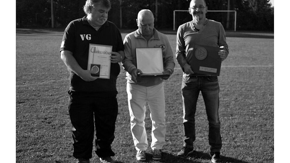 Verry Grundmann (links) nahm symbolisch die Ehrung zum 50-jährigen Jubiläum entgegen. Archiv: Schulze