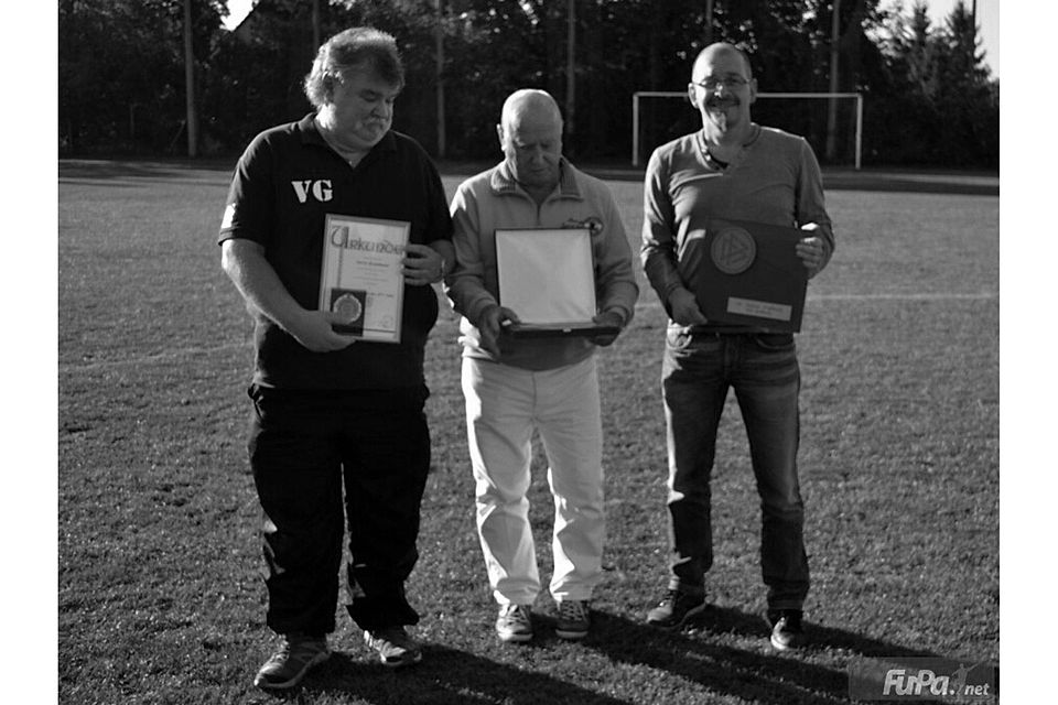 Verry Grundmann (links) nahm symbolisch die Ehrung zum 50-jährigen Jubiläum entgegen. Archiv: Schulze