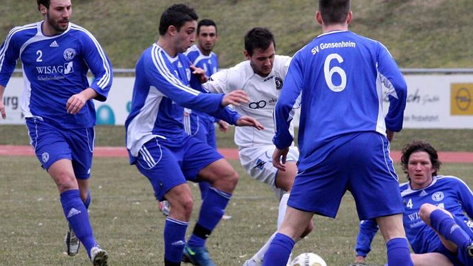 In der Saison 2009/10 spielte die Kreuznacher Eintracht (weißes Trikot, hier mit Ekrem Emirosmanoglu) gegen den heutigen Oberligisten SV Gonsenheim.