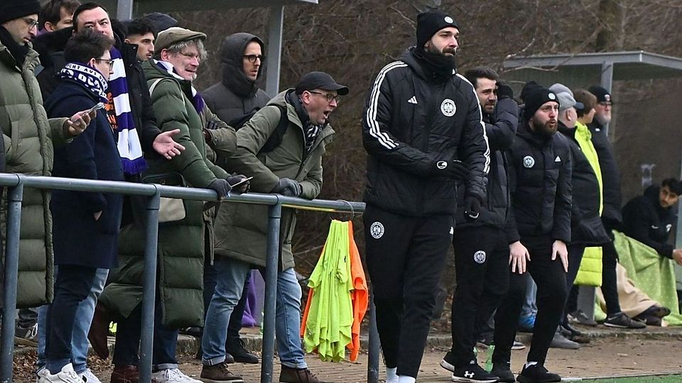 Coach Umberto Sacchi vorne beim Testspiel gegen die Füchse