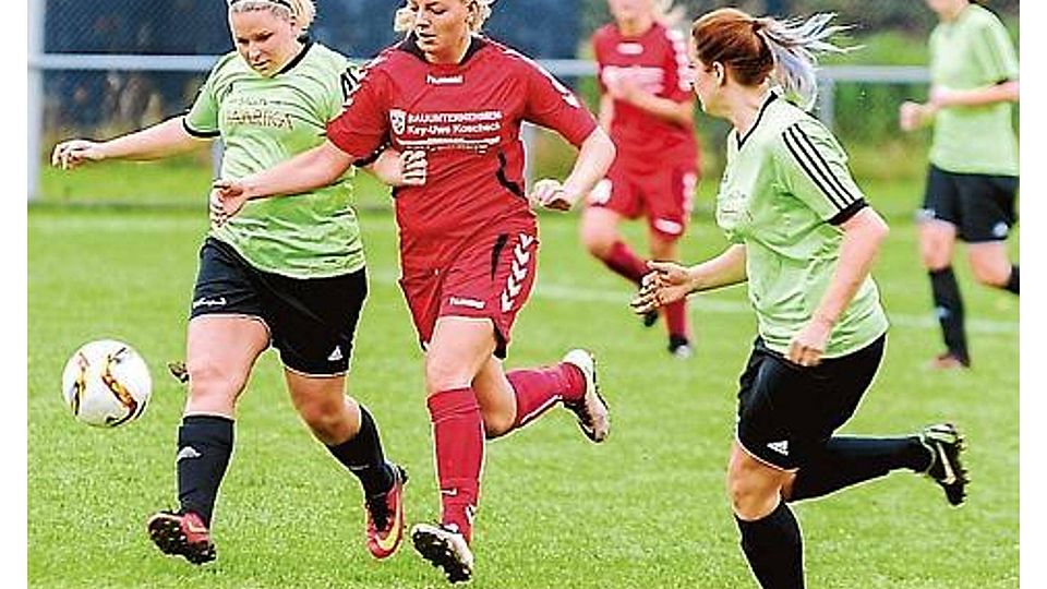 Zweikampfstark und mutig:  Nordenhams Fußballerinnen (schwarze Hosen). Dennoch verloren sie gegen den - Heidmühler FC.