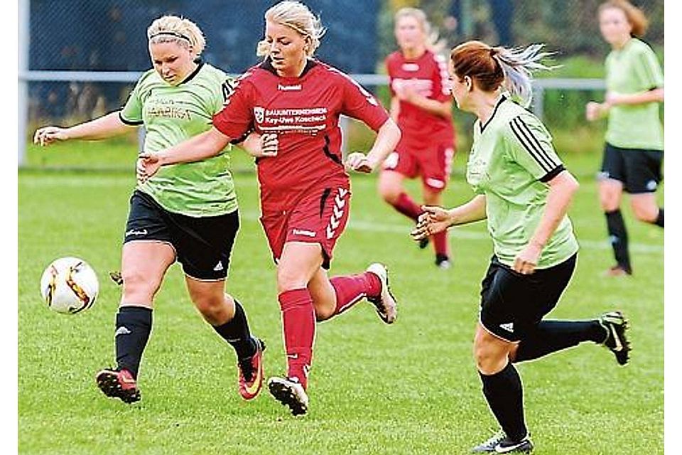 Zweikampfstark und mutig:  Nordenhams Fußballerinnen (schwarze Hosen). Dennoch verloren sie gegen den - Heidmühler FC.
