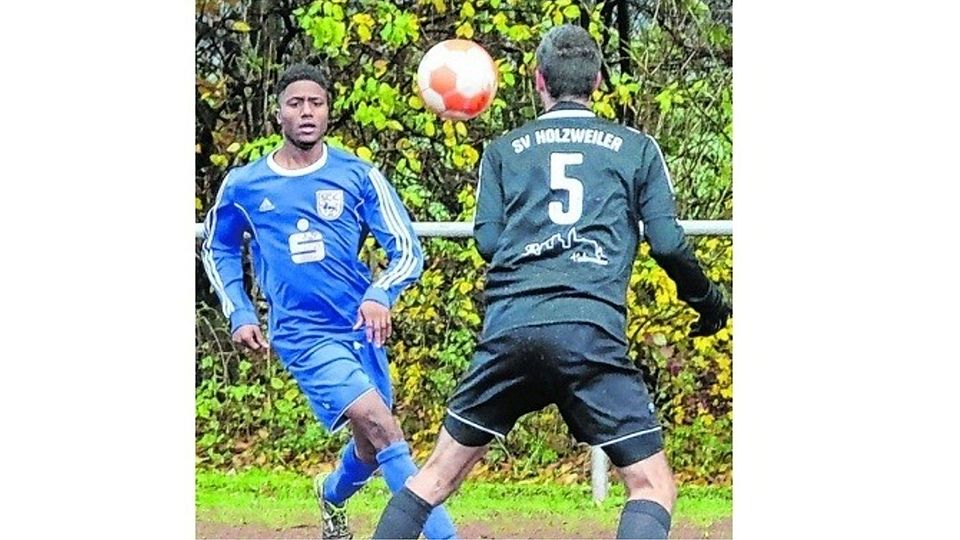 Der Erkelenzer Kassim Sidibe lupft den Ball über Holzweilers David Nix nach vorne. Foto: Royal