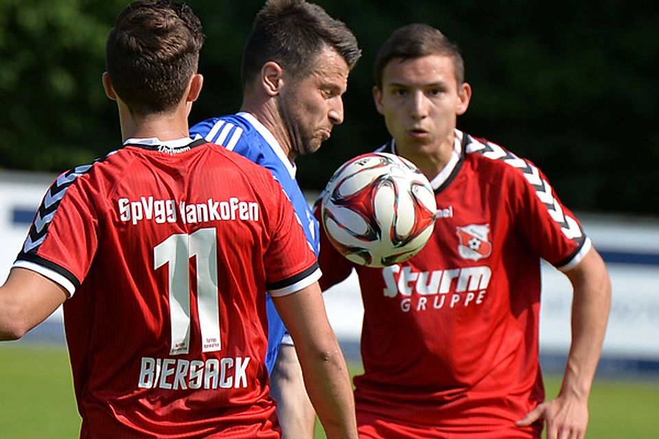 FCI-Rückkehrer Mijo Stijepic (mi.) setzt sich gegen Hankofens Markus Biersack und Tobi Beck durch. F: Hofer