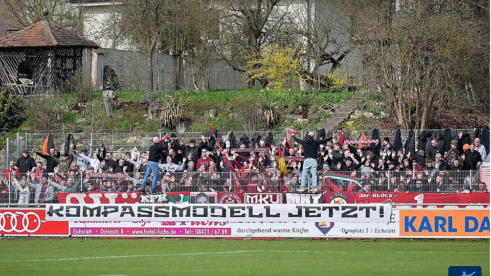 Reisefreudig: Zahlreich mitgekommene Kickers-Fans sorgten in Eichstätt für eine schöne Kulisse.