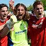 Fatih Eminoglu (v.li.n.re.), Robert Mayer und Florian Pflügler feiern den DFB-Pokal-Einzug. F: BFV