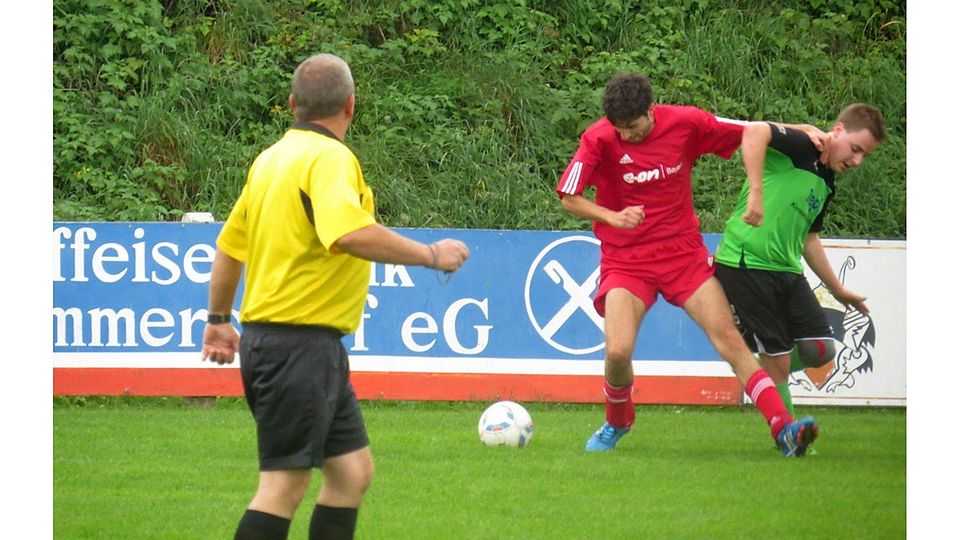 Die DJK Neuhaus setzte sich beim FC Vorbach II mit einem 4:3-Sieg durch. Der Tabellendritte leistete dem Spitzenreiter großen Wiederstand. Unser Foto zeigt den Neuhauser Patrick Huber (grün-schwarzes Trikot) in einem seiner erfolgreichen Zweikämpfe.F: Sarah Scheidler