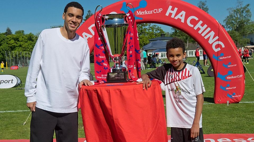 Prominenter Besuch beim Kreisfinale des Merkur CUP in Grünwald: Bayern-Star Jamal Musiala unterstützte seinen kleinen Bruder, der beim SV Straßlach spielt.