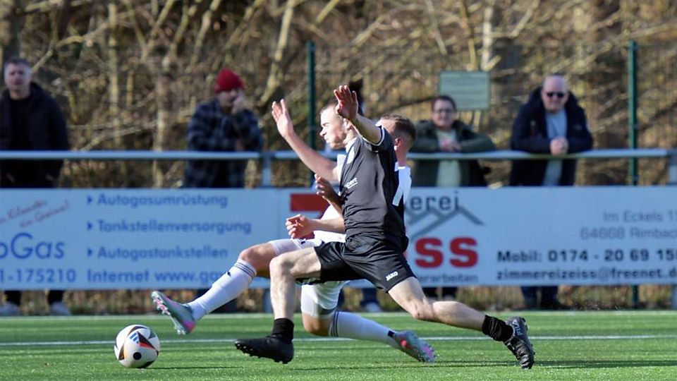 Herzhafte Zweikämpfe lieferten sich die KSG Mitlechtern (Clemens Kilian) und der SV Lörzenbach (Robin Adler) im Derby der Fußball-Kreisoberliga. Das 1:1 hilft keiner der beiden Mannschaften im Abstiegskampf so richtig weiter.	Foto: Dagmar Jährling