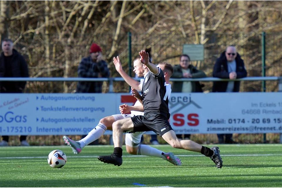Herzhafte Zweikämpfe lieferten sich die KSG Mitlechtern (Clemens Kilian) und der SV Lörzenbach (Robin Adler) im Derby der Fußball-Kreisoberliga. Das 1:1 hilft keiner der beiden Mannschaften im Abstiegskampf so richtig weiter.	Foto: Dagmar Jährling