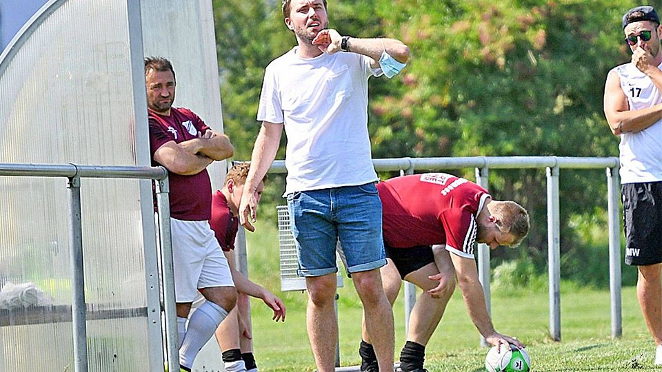 Klare Anweisungen: Während Thomas Böld von der Seitenlinie aus Anweisungen beim Kreisklassisten SV Klingsmoos gibt, agiert sein Trainer-Kollege Dominik Berchermeier auf dem Spielfeld.