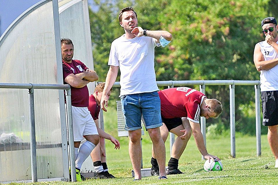Klare Anweisungen: Während Thomas Böld von der Seitenlinie aus Anweisungen beim Kreisklassisten SV Klingsmoos gibt, agiert sein Trainer-Kollege Dominik Berchermeier auf dem Spielfeld.