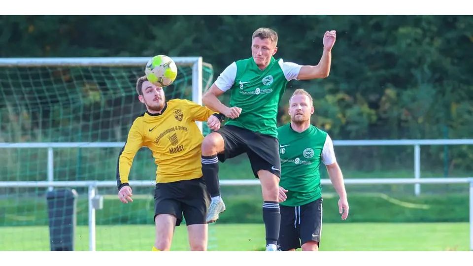0:2 verlieren der SSV Bottenhorn und Christian Kramer (l.) gegen den Gladenbacher SC II Artem Shcherban in der B-Liga. Rechts im Hintergrund: Marco Schott. © Lars Hinter