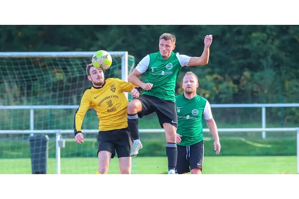 0:2 verlieren der SSV Bottenhorn und Christian Kramer (l.) gegen den Gladenbacher SC II Artem Shcherban in der B-Liga. Rechts im Hintergrund: Marco Schott. © Lars Hinter