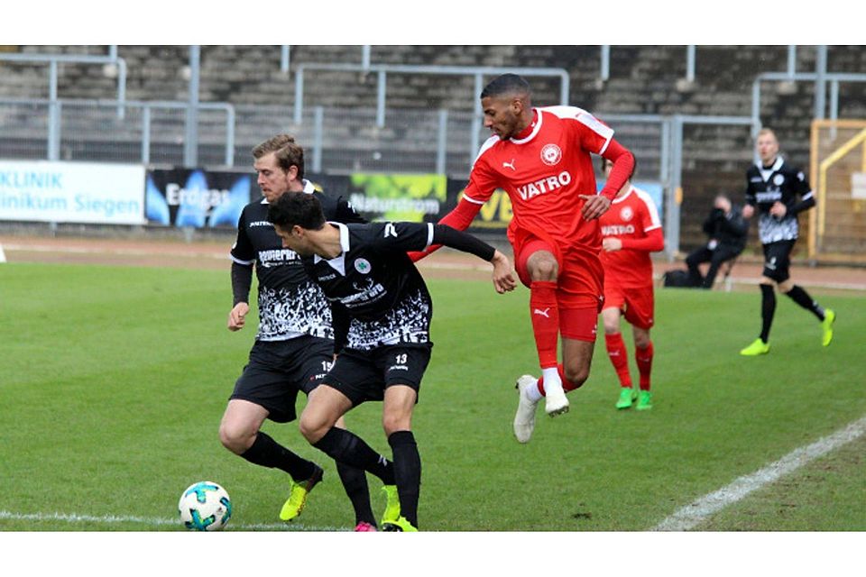 So wie Tizianp Lo Iacono (rechts) gegen Maik Odenthal und Dominik Reinert (von links) das Nachsehen hatte, hatte auch der 1. FC Kaan-Marienborn gegen Rot-Weiß Oberhausen das Nachsehen. Fotos (3): juka