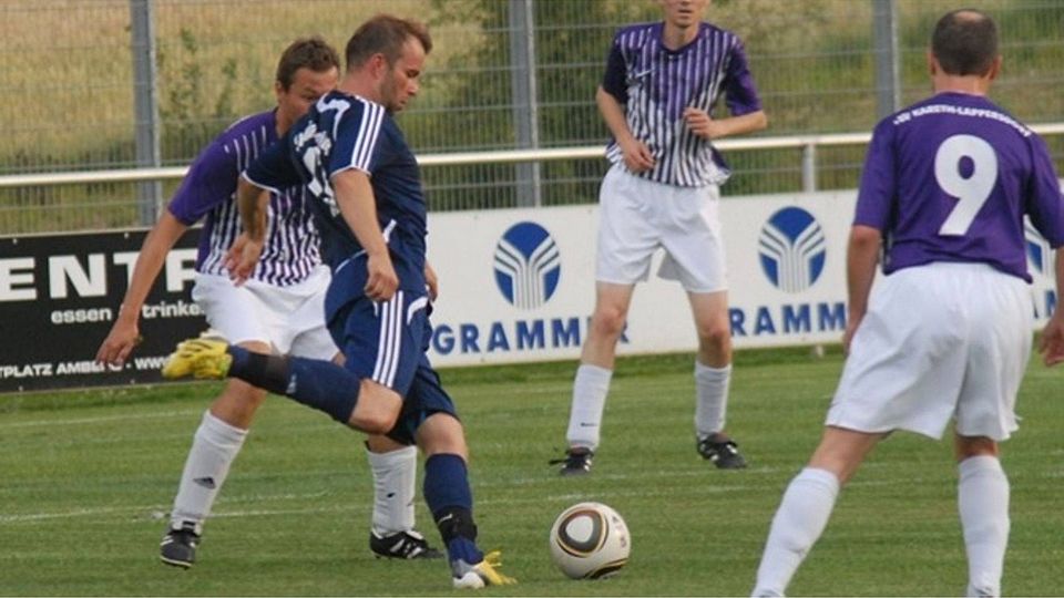 Die Senioren A des SV Raigering (in Blau) haben in den vergangenen Jahren auf Bezirksebene und darüber hinaus immer sehr erfolgreich abgeschnitten. Gelingt ihnen das auch in Markneukirchen? Foto: agt