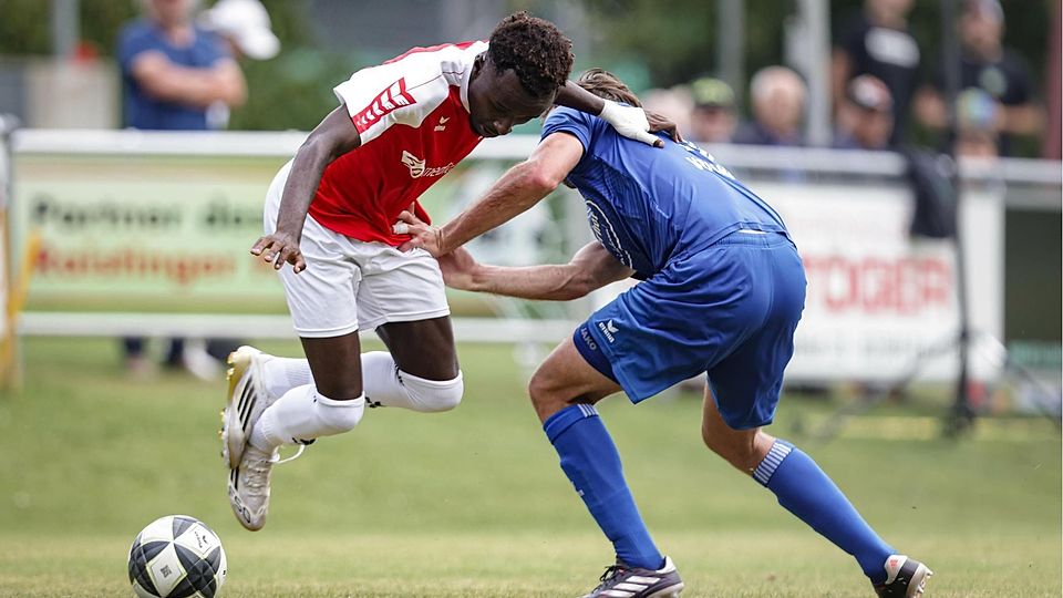 Fußball; Saison 2025/26; Bezirksliga; Francois Ngwen (links) vom SV Raisting im Heimspiel gegen den SC Olching am 17. August 2025