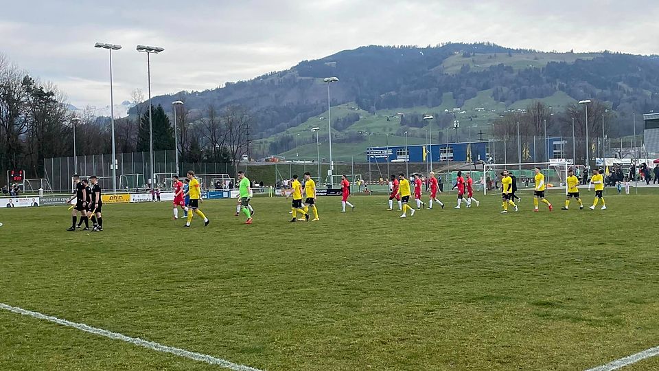 Lachen (in rot) gewann das FVRZ-Duell gegen Adliswil.