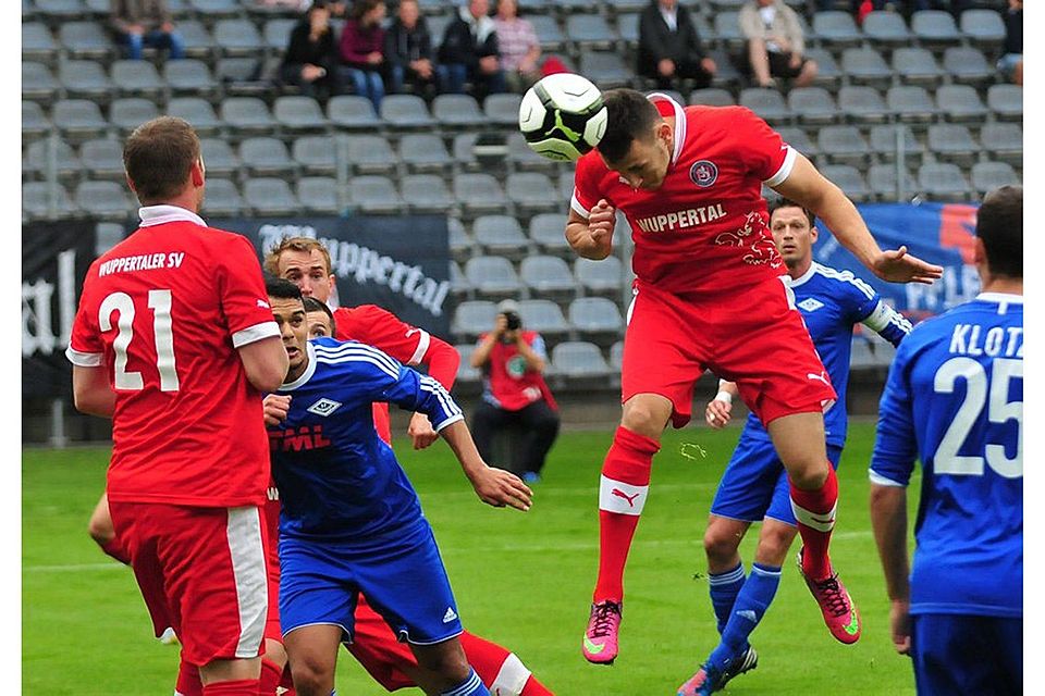 Davide Leikauf köpft das 1:0 gegen Baumberg. Foto: Jochen Classen