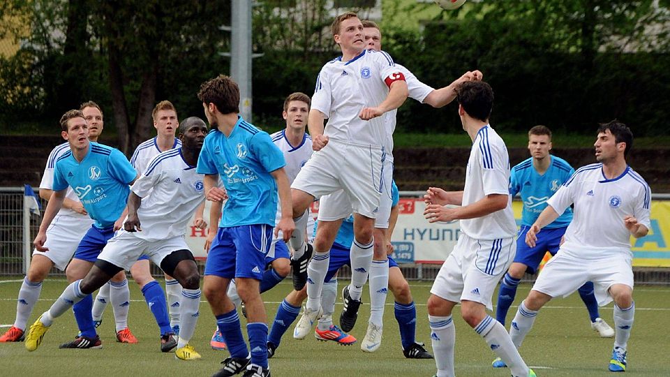 Viel Beschäftigung wird auf Marlon Ruhnau (Mitte, beim Kopfball) und den FC Blau-Weiß Friesdorf im Gastspiel beim Verfolger VfL Leverkusen zukommen. Foto: Horst Müller