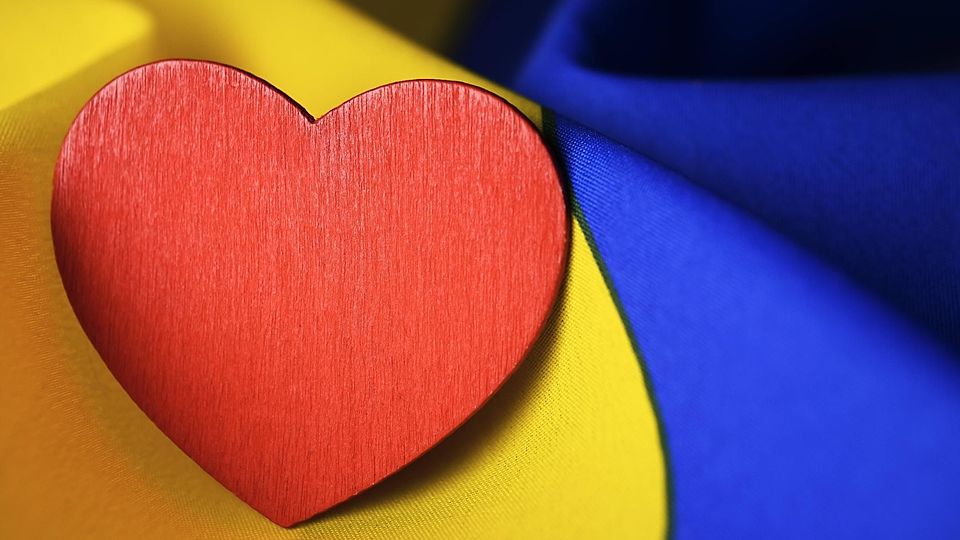 Ein großes Herz soll belohnt werden: Vereine können eine Anerkennungsprämie von 500 Euro beantragen, wenn sie sich für Geflüchtete aus der Ukraine einsetzen. (Symboldbild)