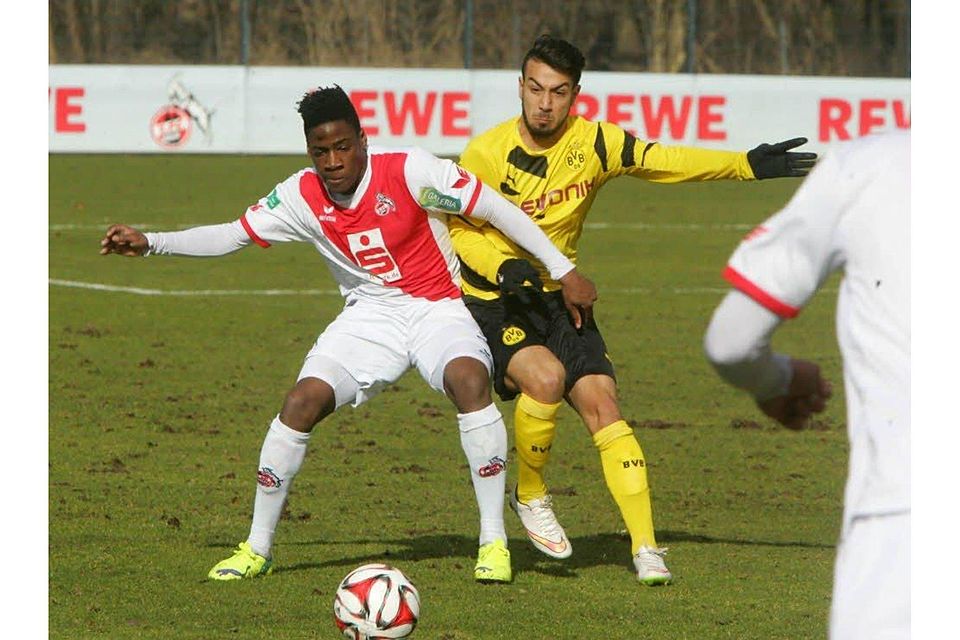 FC-Spieler Freddy Ananou, der hier den Ball gegen Dortmunds Burak Camoglu abschirmt, sieht nach wiederholtem Foulspiel die Gelb-Rote Karte., Foto: Dahmen