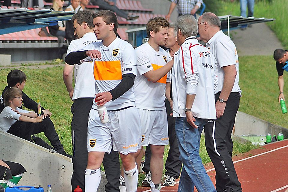 Nachdem Lukas Drechsler zum 2:0-Sieg des TSV Neusäß gegen seine zukünftigen Kameraden vom SV Cosmos Aystetten maßgeblich beigetragen hatte, fiel eine große Last von ihm ab. Er zerdrückte sogar ein paar Tränen.  Foto: Oliver Reiser