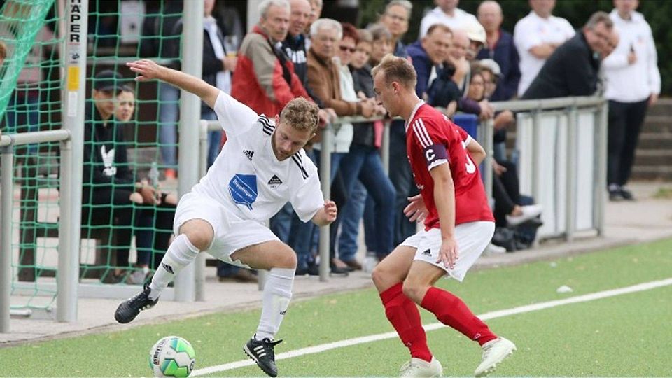Genießt den Eltviller Höhenflug: Julian Vogler (r.) im Duell mit dem Nordenstadter Kristian Jost Waldhecker. 	Archivfoto: rscp / Frank Heinen
