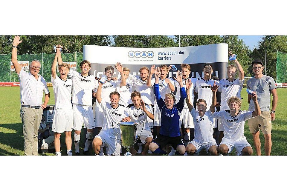 Ein neuer Sieger muss her: Im vergangenen Jahr freute sich der FC Ostrach über den Pokal aus den Händen von Alfred Späh (links).  Foto: Karl-Heinz Bodon