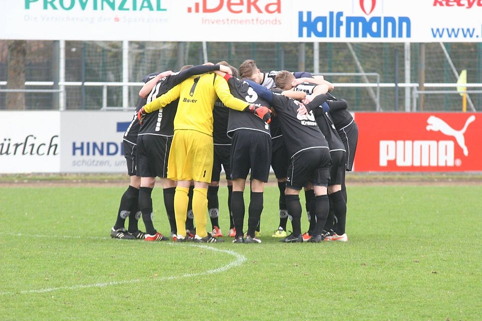 Zusammenhalt: So wie hier vor dem letzten Spiel gegen Eintracht Coesfeld, muss sich der Delbrücker SC auch in der Rückrunde wieder zusammenraufen.