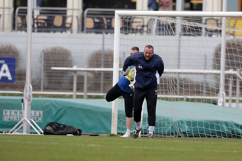 Ein bisschen Spaß muss sein: Michael Weirich bei seiner Arbeit als Torwarttrainer von Eintracht Trier. Foto: Sebastian Schwarz