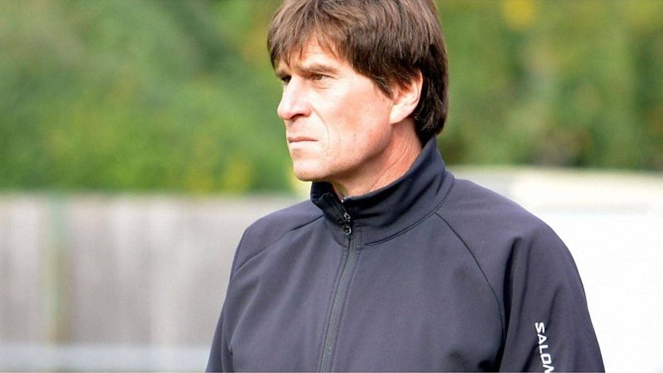 Noch mit etwas skeptischem Blick sieht Memmelsdorfs Coach Rolf Vitzthum der neuen Spielzeit in der Landesliga Nordost entgegen. F: Meier
