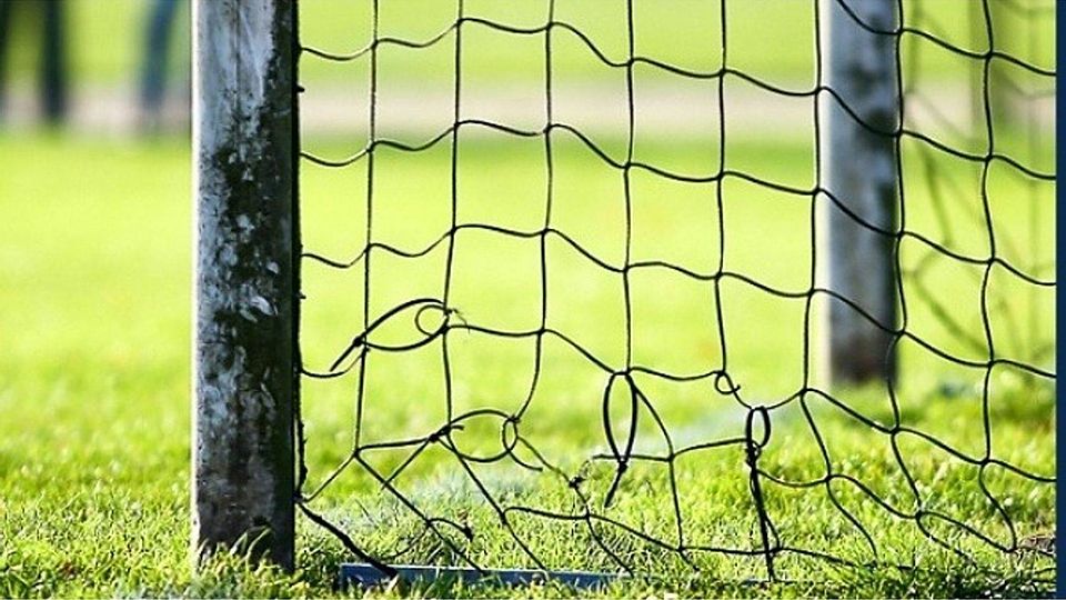 Ob das kaputte Netz von einem Seiner Schüsse stammt? Den goldenen Fuß konnte sich Meisterschütze Deyan Manchev mit 40 Toren in nur 24 Spielen sichern. F: Patten