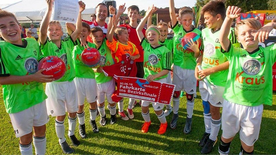 Glückliche Turniersieger: Die FT Starnberg 09 holte sich nicht nur die Fahrkarte für das Bezirksfinale, sondern gewann auch drei Bälle, ein Autogrammtrikot des FC Bayern, 20 Freikarten zur SpVgg Unterhaching inklusive Brotzeit sowie 17 Tickets zum einem Bundesligaspiel des FC Bayern in der Allianz Arena im Herbst 2018. Jaksch